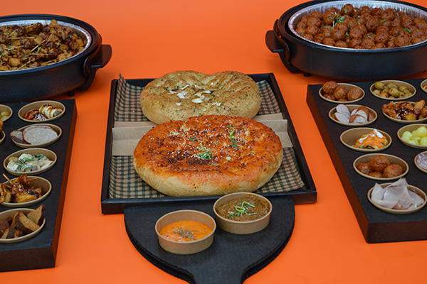 HAPJES BUFFET #4 - ECHT HEEL MOOI !! √ hapjes √ warme hapjes √ tomaten en knoflook brood √ incl warmhoud pannen √ presenteer bladen - Afbeelding 2