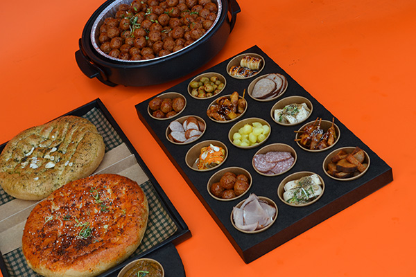 HAPJES BUFFET #4 - ECHT HEEL MOOI !! √ hapjes √ warme hapjes √ tomaten en knoflook brood √ incl warmhoud pannen √ presenteer bladen - Afbeelding 4