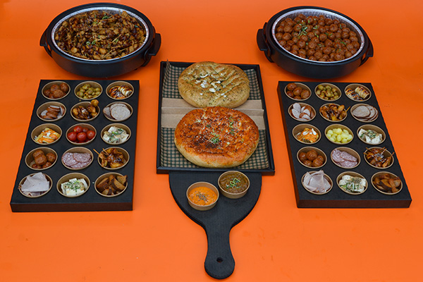 HAPJES BUFFET #4 - ECHT HEEL MOOI !! √ hapjes √ warme hapjes √ tomaten en knoflook brood √ incl warmhoud pannen √ presenteer bladen