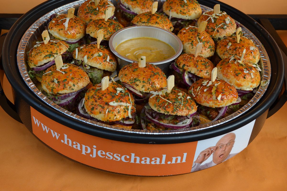 Hapjes plateau 5 lekker veel broodjes warm/koud (1.80m lang) incl warmhoudpannen en plateau