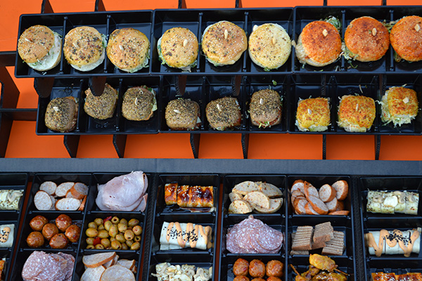 HAPJES BUFFET  #2 - 1 METER 80 CM  LANG  incl hapjes  mini broodjes  burgers  incl rek en plateau - Afbeelding 6