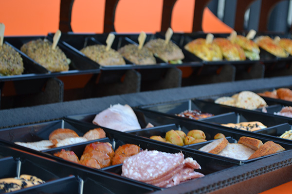 HAPJES BUFFET  #2 - 1 METER 80 CM  LANG  incl hapjes  mini broodjes  burgers  incl rek en plateau - Afbeelding 3