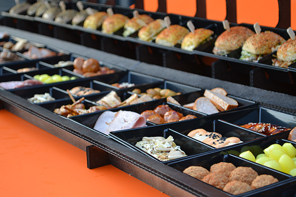HAPJES BUFFET  #2 - 1 METER 80 CM  LANG  incl hapjes  mini broodjes  burgers  incl rek en plateau - Afbeelding 5