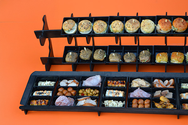 HAPJES BUFFET  #2 - 1 METER 80 CM  LANG  incl hapjes  mini broodjes  burgers  incl rek en plateau - Afbeelding 2
