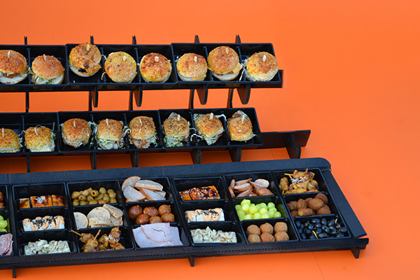 HAPJES BUFFET  #2 - 1 METER 80 CM  LANG  incl hapjes  mini broodjes  burgers  incl rek en plateau - Afbeelding 4