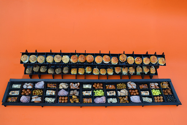 HAPJES BUFFET  #2 - 1 METER 80 CM  LANG  incl hapjes  mini broodjes  burgers  incl rek en plateau