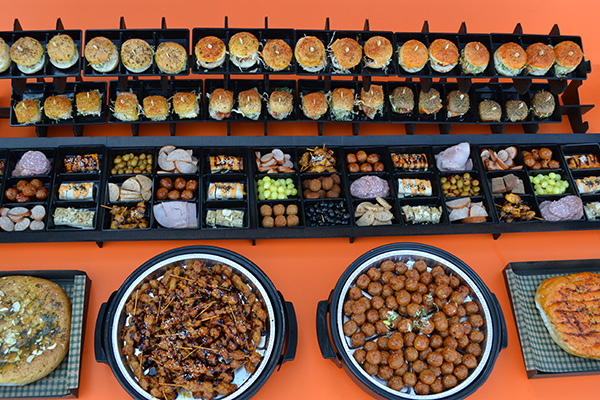 HAPJES BUFFET #3   1 METER 80 CM LANG !! √ hapjes √ warme hapjes √ mini broodjes √ burgers √ tomaten en knoflook brood - Afbeelding 6