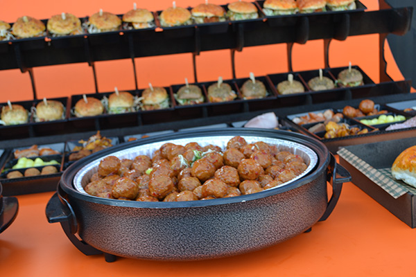 HAPJES BUFFET #3   1 METER 80 CM LANG !! √ hapjes √ warme hapjes √ mini broodjes √ burgers √ tomaten en knoflook brood - Afbeelding 3