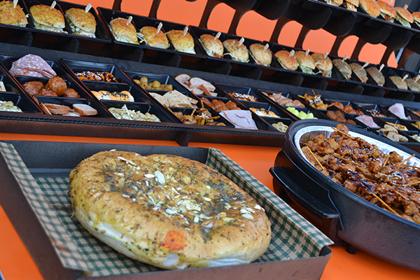 HAPJES BUFFET #3   1 METER 80 CM LANG !! √ hapjes √ warme hapjes √ mini broodjes √ burgers √ tomaten en knoflook brood - Afbeelding 4