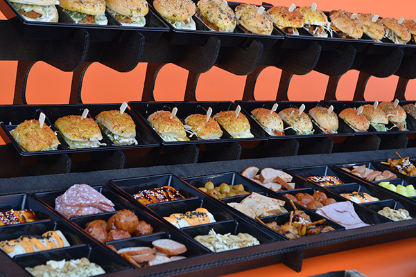 HAPJES BUFFET #3   1 METER 80 CM LANG !! √ hapjes √ warme hapjes √ mini broodjes √ burgers √ tomaten en knoflook brood - Afbeelding 5