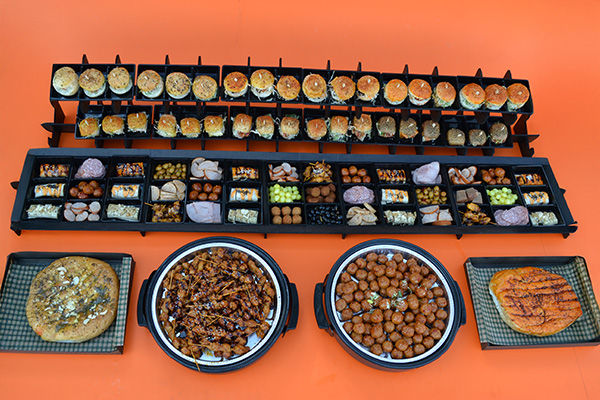 HAPJES BUFFET #3   1 METER 80 CM LANG !! √ hapjes √ warme hapjes √ mini broodjes √ burgers √ tomaten en knoflook brood