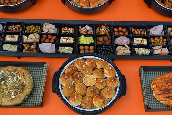 Hapjes buffet   #6 -  √incl 4 warme hapjespannen,√ veel burgers en √hapjes √ incl plateau's - Afbeelding 2