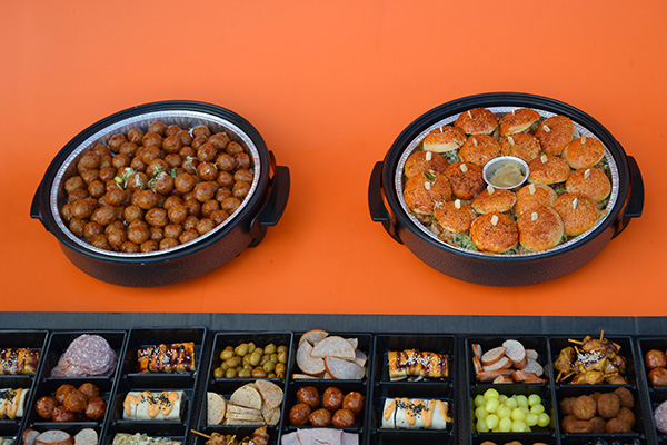 Hapjes buffet   #6 -  √incl 4 warme hapjespannen,√ veel burgers en √hapjes √ incl plateau's - Afbeelding 4