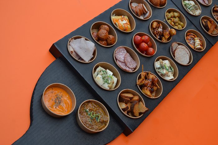 Hapjes plank - Hapjes en tapas incl sausjes en een mooie plank - Afbeelding 4