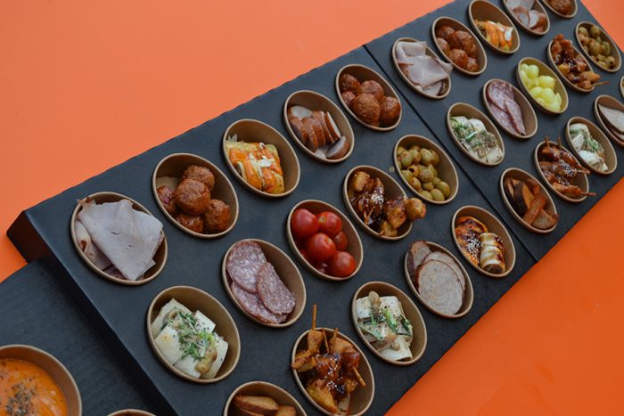 Hapjes plank - Hapjes en tapas incl sausjes en een mooie plank - Afbeelding 3